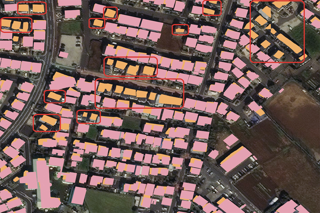 2つの建物の形状の相違点を赤枠で表示しています。©Maxar Technologies
