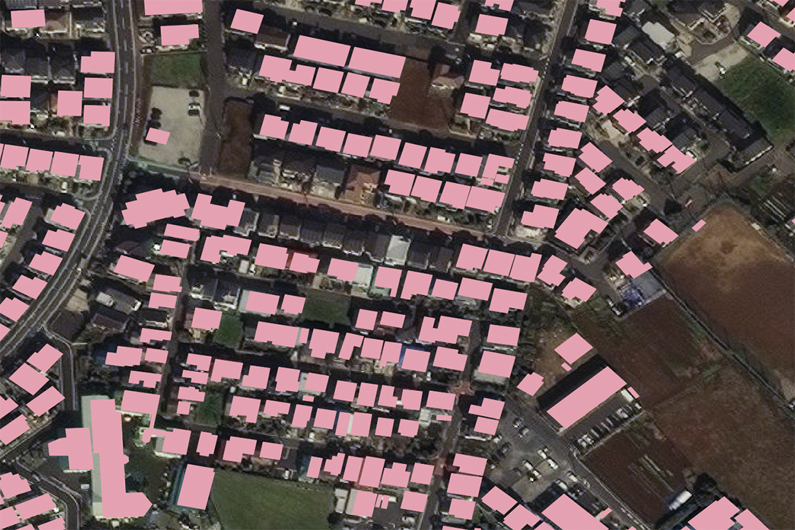 衛星画像に画像に国土地理院の基盤地図情報を加工した建物の形状を重ねています。©Maxar Technologies