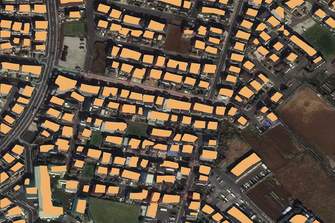 衛星画像に衛星画像から抽出した建物の形状を重ねています。©Maxar