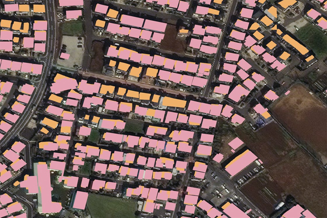 衛星画像に画像に国土地理院の基盤地図情報を加工した建物の形状と、衛星画像から抽出した建物の形状を重ねています。©Maxar Technologies
